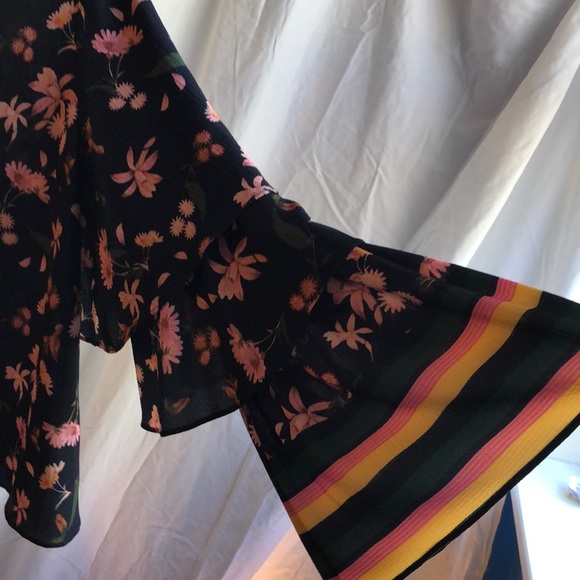 Gianni Bini Tammy Tiered sleeve Blouse, size small - Picture 3 of 3